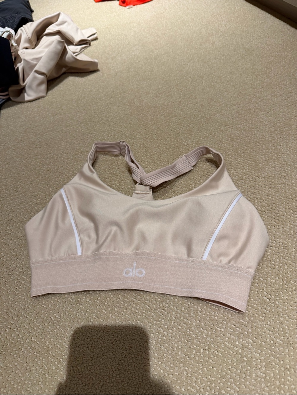 ALO Yoga Women's Light Nude Scoop-Neck Sports Bra - Picture 4 of 6